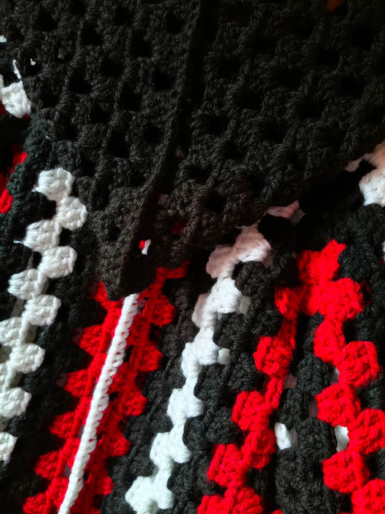 Cárdigan Cropped de Crochet Artesanal con Capucha – Estilo Granny Square (Rojo, Negro y Blanco) – photo 4